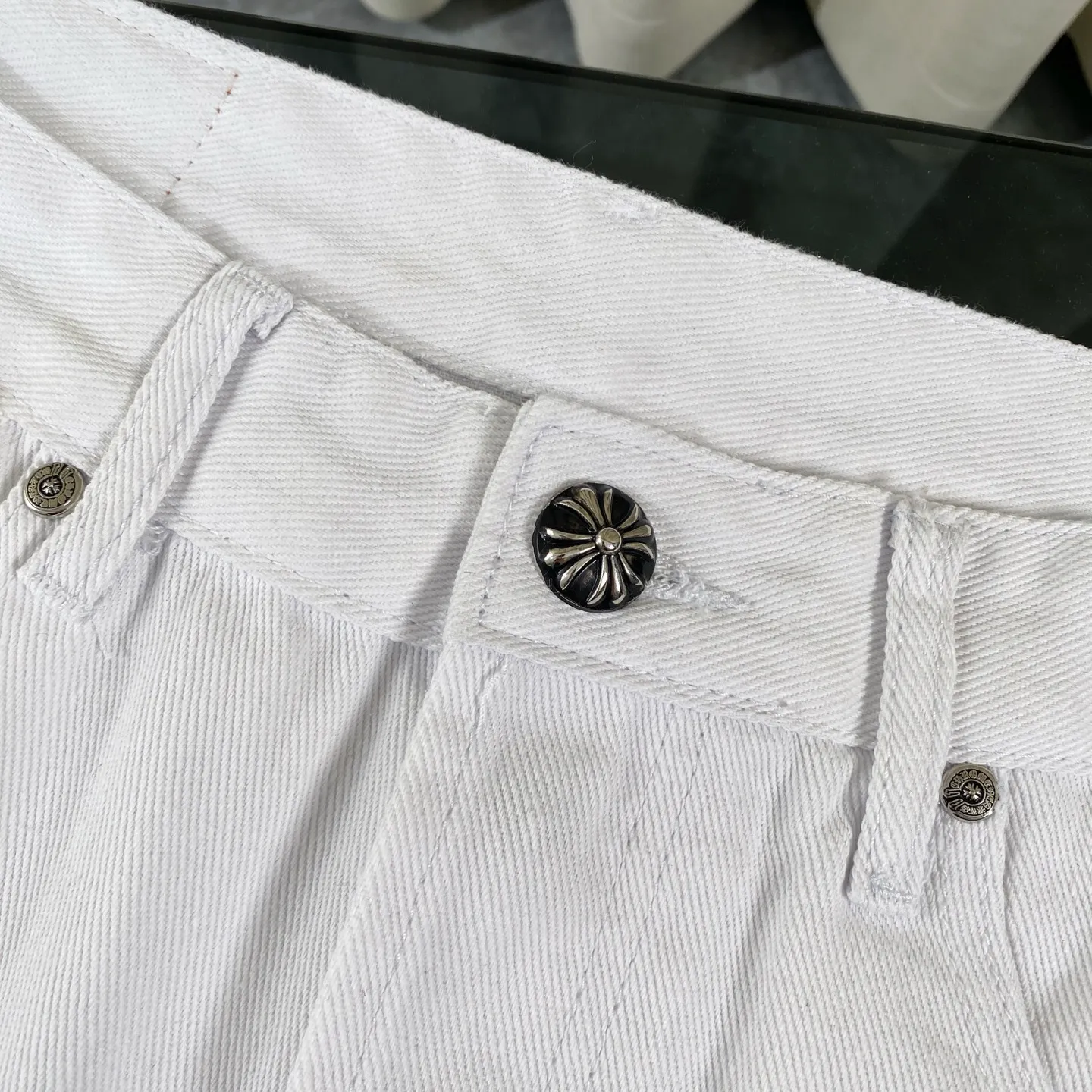 🅿️280 [Strongest Version] Chroe Hets CH Chroe Heart-Patched Leather White Yellow Leather Label Jeans Customized Metal Buckle Legs Washed, Distressed, Tear-Down Ceiling-Level Jeans ‼ About Zangyin✅This is an extremely luxurious fashion brand that can also be called the aristocrat of the high street. It has always been an exclusive brand for some hipsters or the rich second generation. Compared with ordinary high streets, it is more luxurious and noble. Compared with luxury brands, it is more fashionable and individual. Top heavy industry fashion design✅Consistently high street luxury style creation. Speaking of this style, the Zangyin family and the GU family are definitely among the leading representative brands. Especially the Zangyin family's creation of high street style has really achieved an effect of transformation. The color of this model is already very eye-catching by using a unique washed material. It is decorated with pink patchwork cross flowers, which cleverly highlights the charm of the brand. Secondly, this model adopts a classic high-waist cut design, which highlights the long legs and fashionable temperament of the upper body. The brand is highly recognizable and the slim-fitting configuration is more suitable for daily wear. The personality will be fashionable and the specifications can be seen at a glance. Materials and technology ✅ Needless to say, this point goes without saying. As an excellent craftsman brand, Zangyin's requirements for details and craftsmanship are really perfect. The washed color of this model has gone through a lot of processes, not to mention the embellishment of the denim appliqués. It is also purely handmade and sewn. Just like what they believe in, only handmade things have soul and have the meaning of wearing. A top-notch heavy-duty fashionable denim item, recommended by both hands‼   Size: 30-36